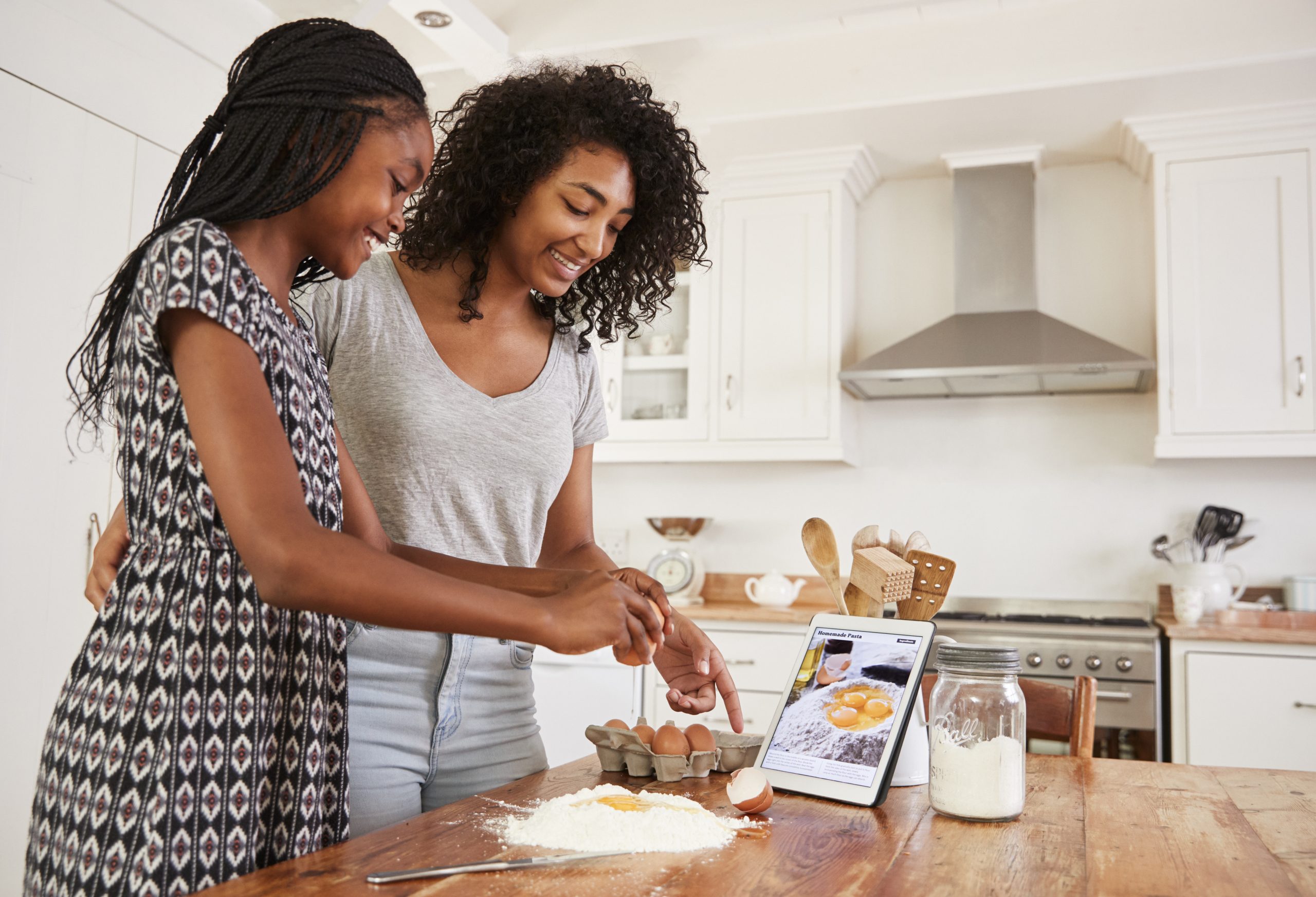 Duas meninas jovens na cozinha fazendo receitas fáceis para adolescentes do Receitas Mondial 